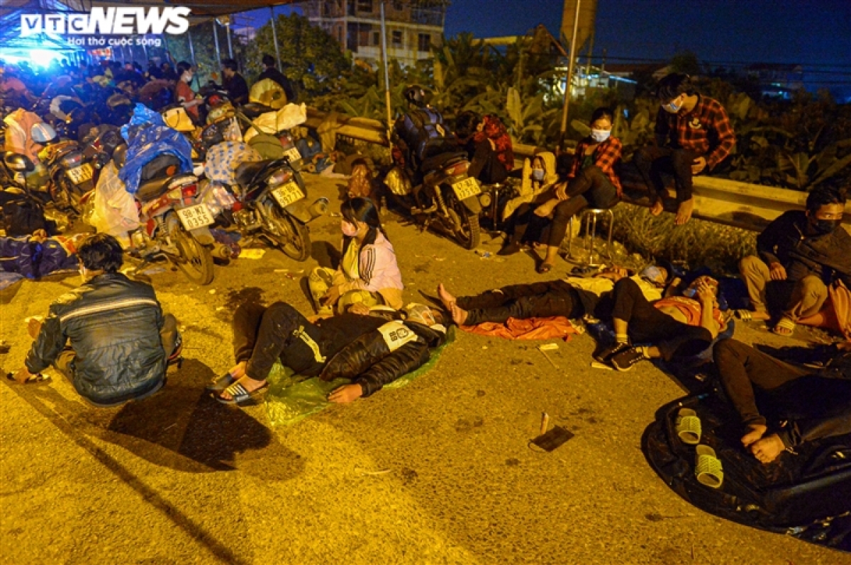 Đoàn người từ Bình Dương vượt 2.000 km về quê, ngủ la liệt ven quốc lộ Hà Nội